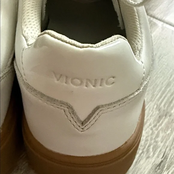Vionic White Leather Women's Sneakers with Gum Sole VIONIC
Kimmie Court - Picture 9 of 10